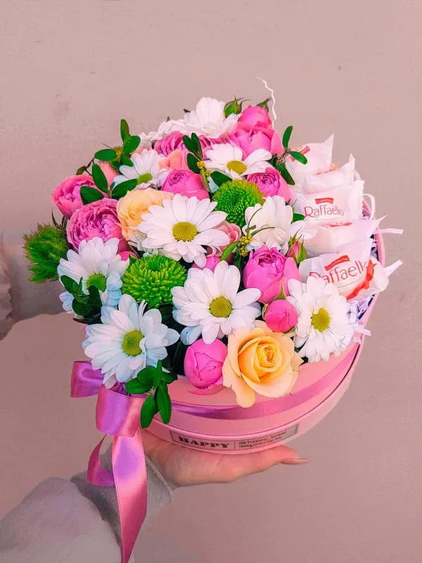 Купить Коробка с розами, хризантемой и конфетами №82