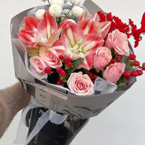 Купить Букет из амариллисов и кустовой розы №763